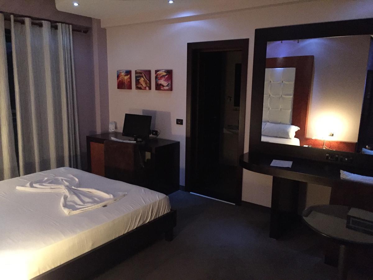 Icon Hotel Vlorë Exteriör bild
