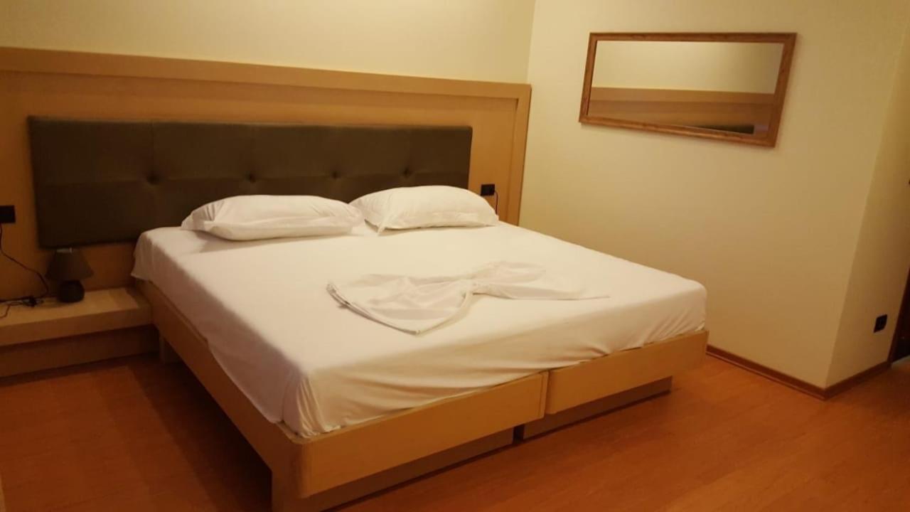 Icon Hotel Vlorë Exteriör bild